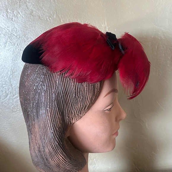 ELEGANT 1950s\' BLACK VELOUR FELT COCKTAIL HAT WITH RED FEATHER TRIM main image 4